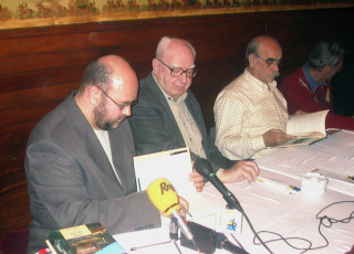 Acto 15. Antón Castro firma su libro junto a Borau y Labordeta